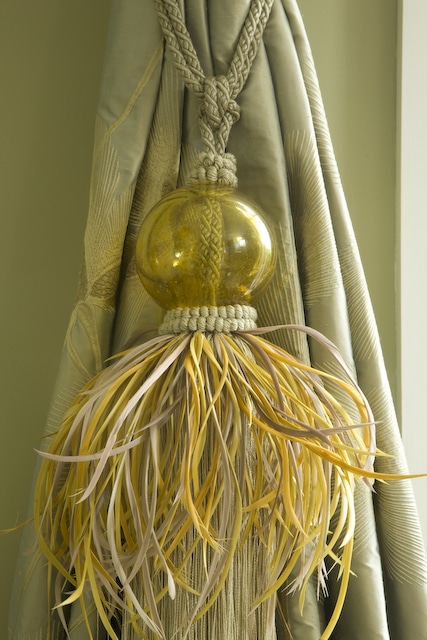 Curtain tie-back