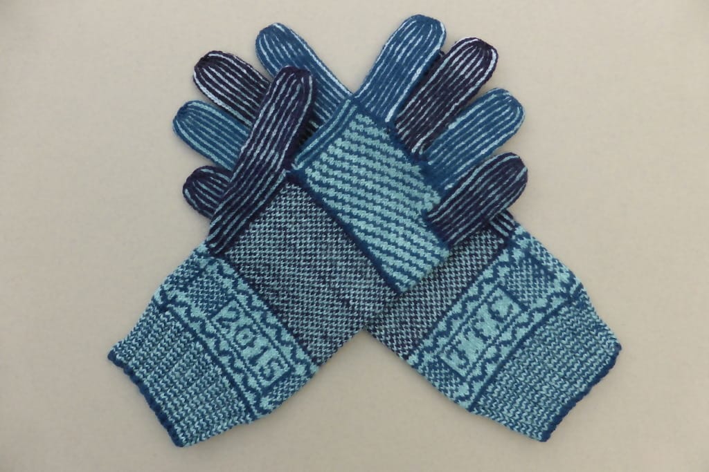 Knitted gloves