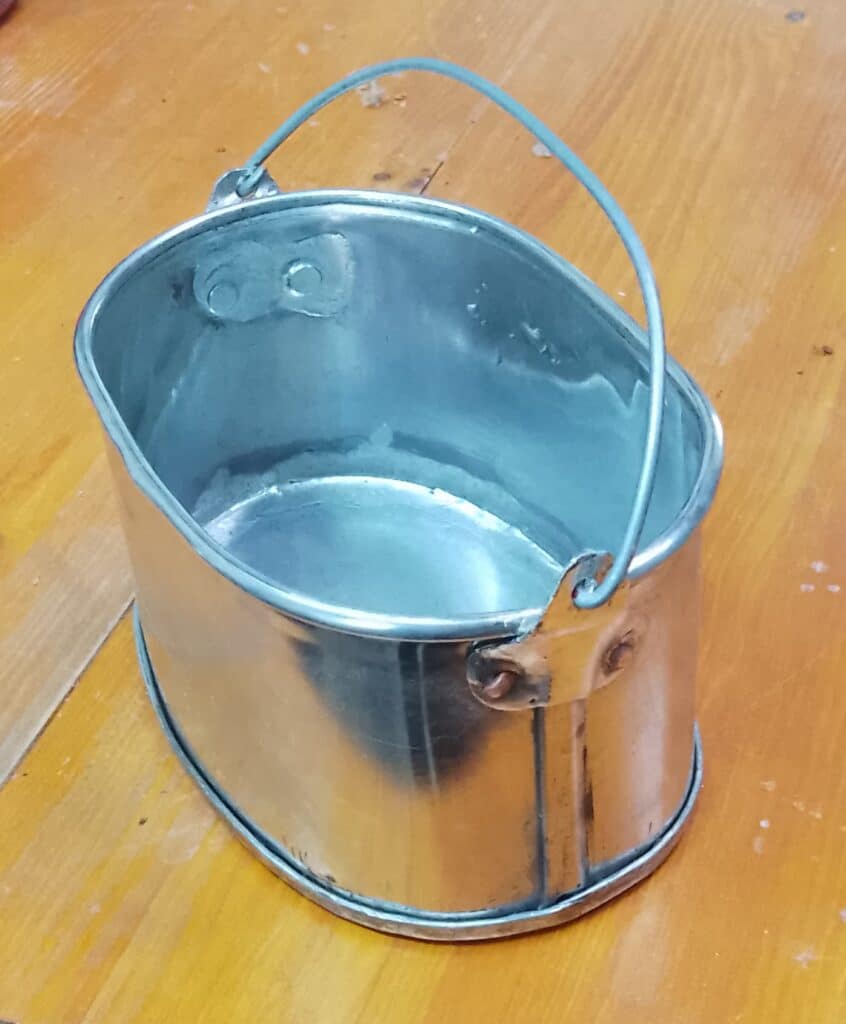 Tinplate container with handle