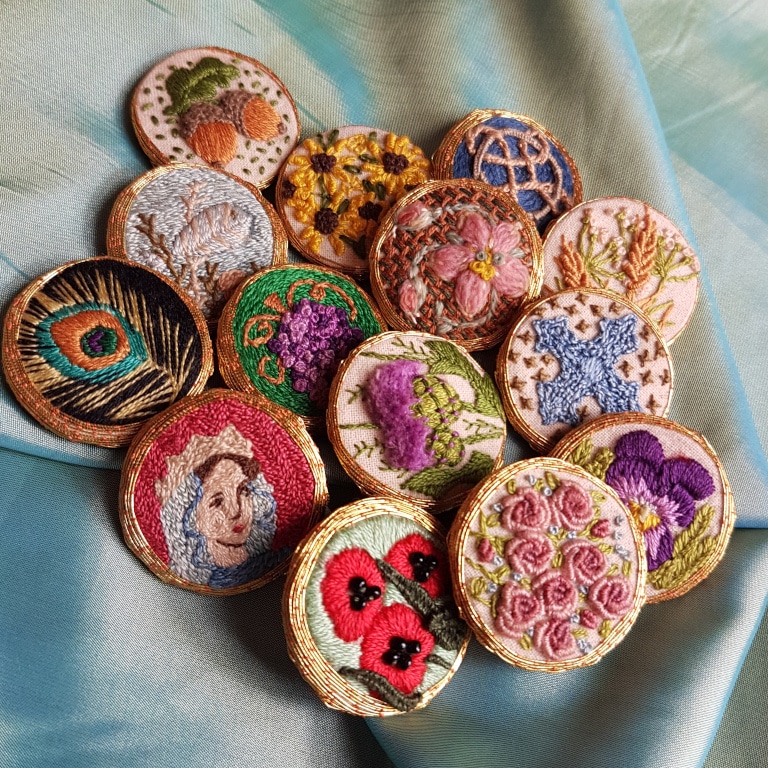 Embroidered buttons